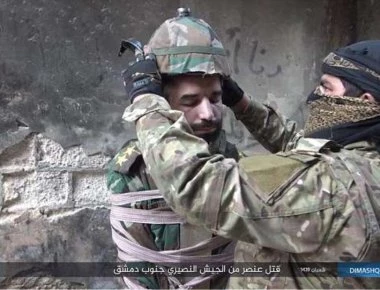 Φρίκη δίχως όρια: Το ISIS μετατρέπει τους αιχμαλώτους σε ιπτάμενες βόμβες (φωτό)